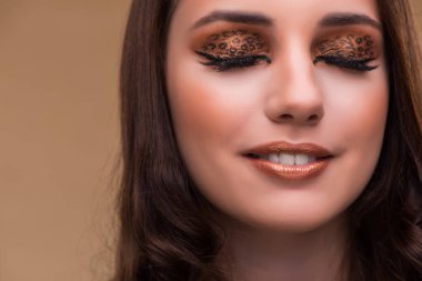 Genç güzel kadın moda kavramı