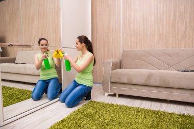 genç bir kadın evinde ayna temizliği