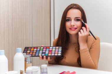 Kadın partiye hazırlanıyor.