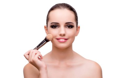 Genç kadın üzerinde izole beyaz makyaj uygulamak