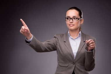 İpotek kavramı konut anahtarları tutan kadın