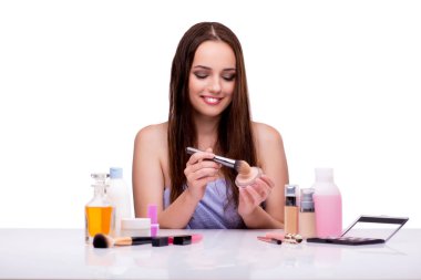 Kadın beyaz izole makyaj uygulamak