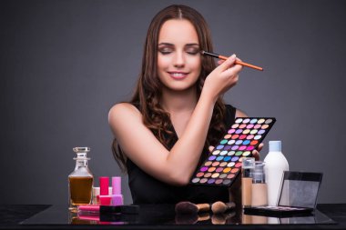 Güzel kadın makyaj moda kavramı içinde uygulamak