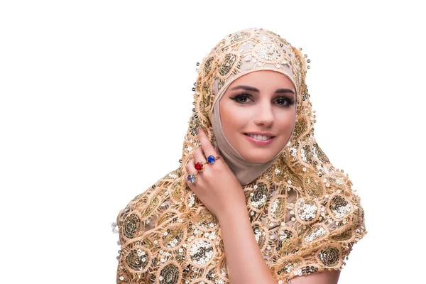 Donna musulmana in copertina dorata isolata su bianco — Foto Stock