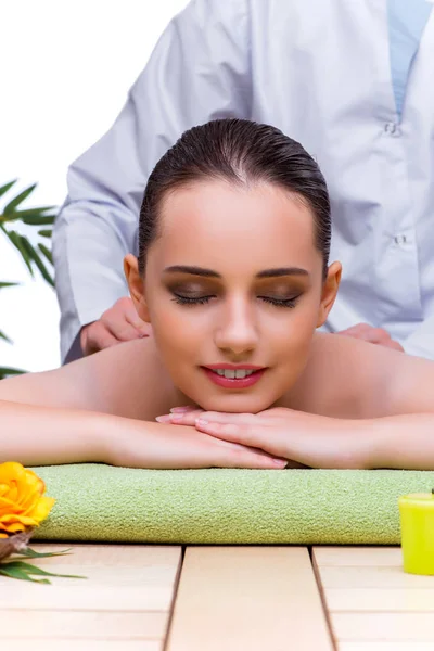 Žena během masáže ve spa salonu — Stock fotografie