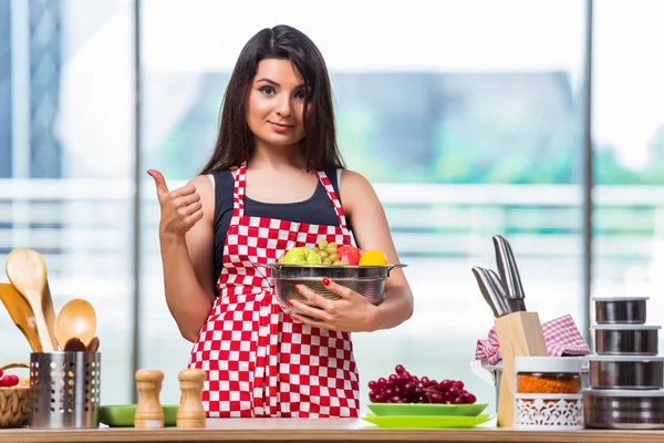 Jonge koken met fruit in de keuken — Stockfoto