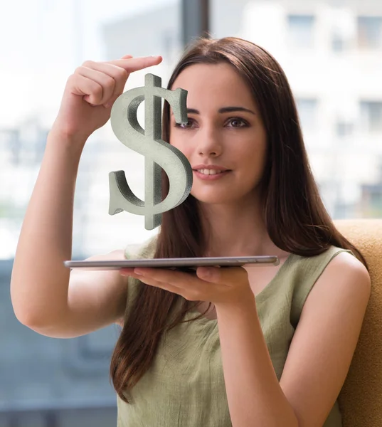 Forretningskvinde med dollars i forretningskoncept - Stock-foto