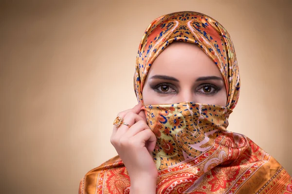 Giovane donna in abiti musulmani tradizionali — Foto Stock