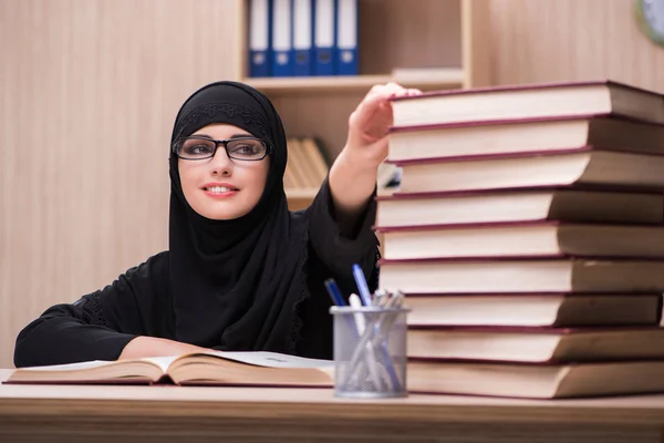 Woman muslim student preparing for exams — Stock Photo, Image