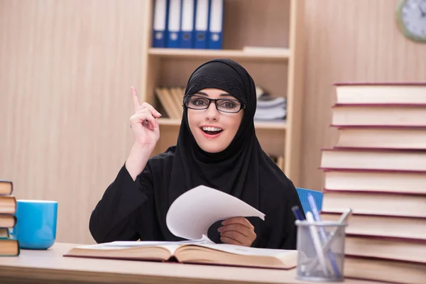 Muslimische Studentin bereitet sich auf Prüfungen vor — Stockfoto