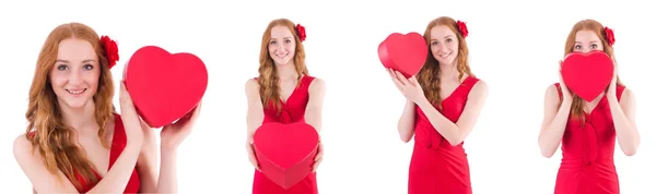 Rotes Kleid Frau hält Geschenkbox isoliert auf weiß — Stockfoto