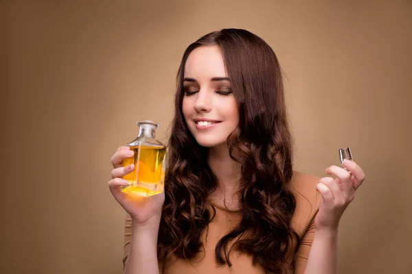 Genç kadın parfüm şişe — Stok fotoğraf
