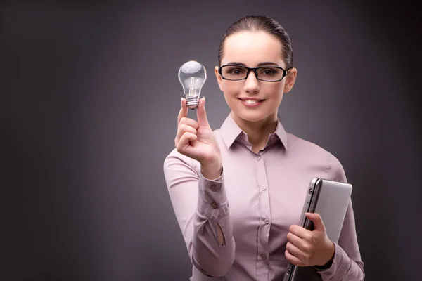 Mujer de negocios con bombilla en concepto de negocio — Foto de Stock