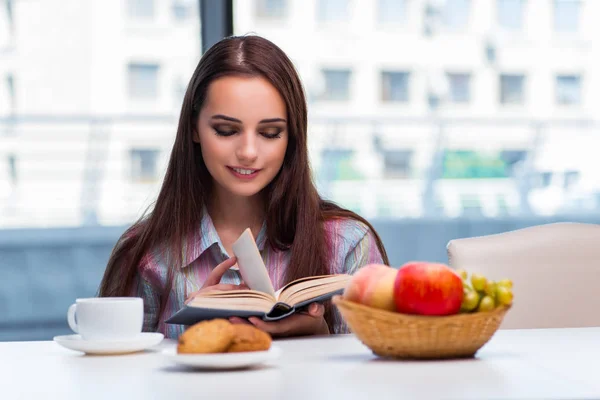 Menina tomando café da manhã na parte da manhã — Fotografia de Stock