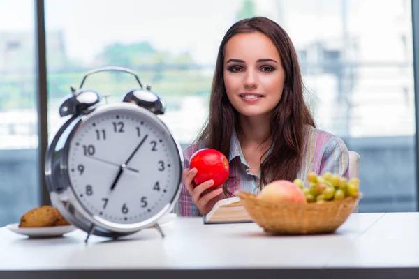 Chica joven desayunando por la mañana — Foto de Stock