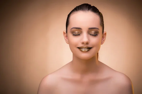 Mulher com bela maquiagem contra fundo — Fotografia de Stock