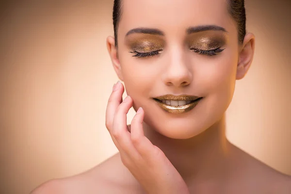 Vrouw met mooie make-up tegen achtergrond — Stockfoto