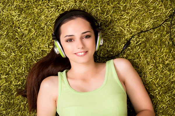 Mujer joven escuchando música en casa — Foto de Stock