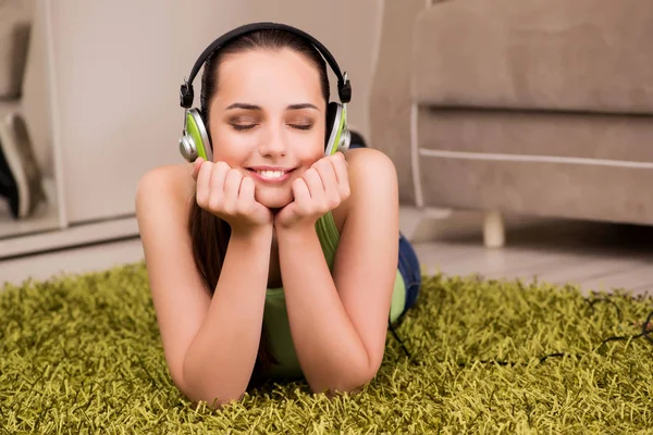 Mujer joven escuchando música en casa —  Fotos de Stock