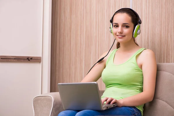 Chica joven escuchando música en casa —  Fotos de Stock