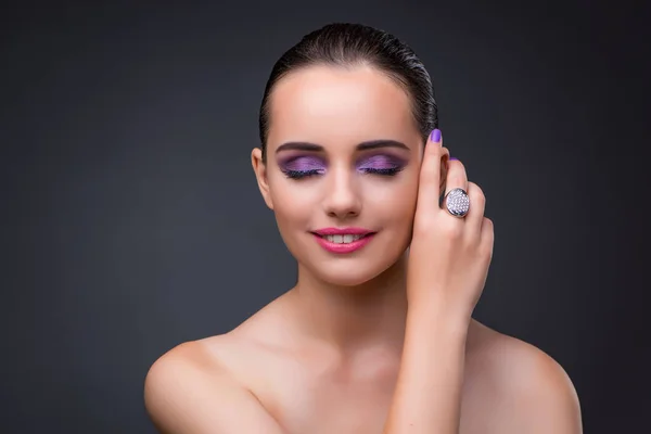 Hermosa mujer en concepto de moda —  Fotos de Stock