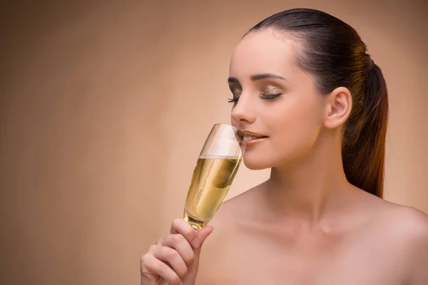 Młoda kobieta z kieliszka do szampana — Zdjęcie stockowe