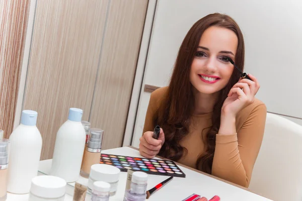 Vrouw maakt zich klaar voor het feest — Stockfoto