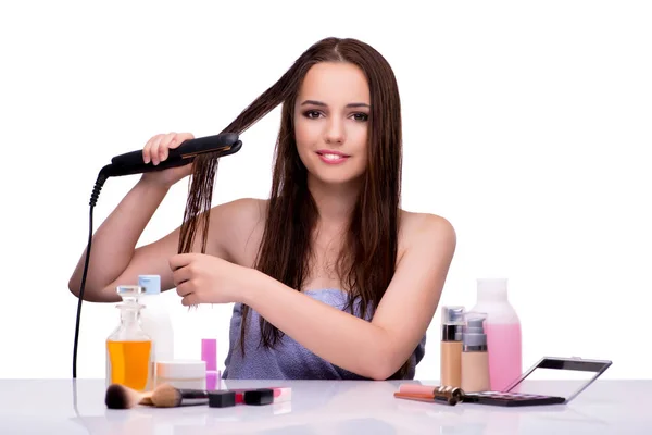 Mujer aplicando maquillaje aislado sobre blanco — Foto de Stock