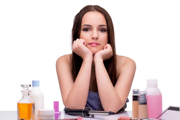 Mujer aplicando maquillaje aislado sobre blanco — Foto de Stock