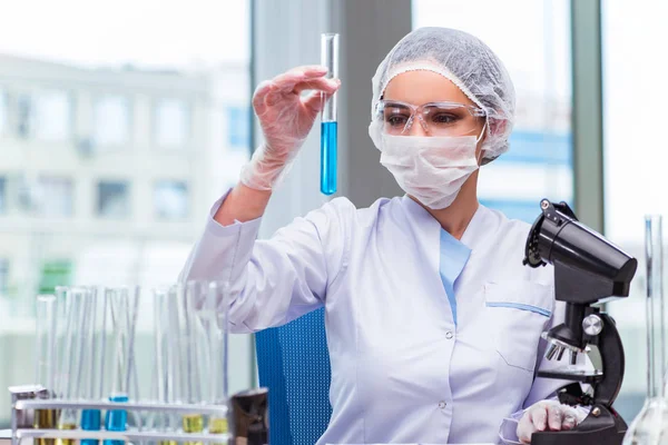 Jonge student werkt met chemische oplossingen in lab — Stockfoto