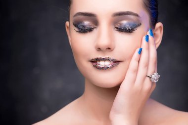 Güzellik moda kavramı genç güzel kadın