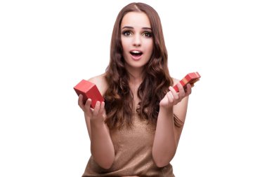 giftbox üzerinde beyaz izole kadın