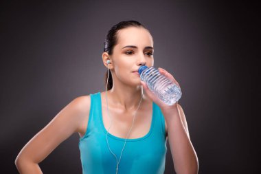 Kadının spor tatlı su şişe ile yapması