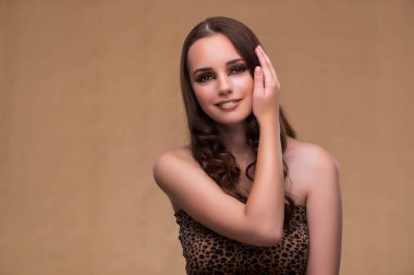 Genç güzel kadın moda kavramı