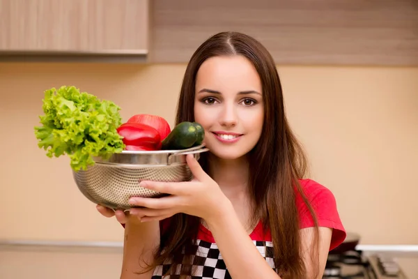 Jovem dona de casa trabalhando na cozinha — Fotografia de Stock