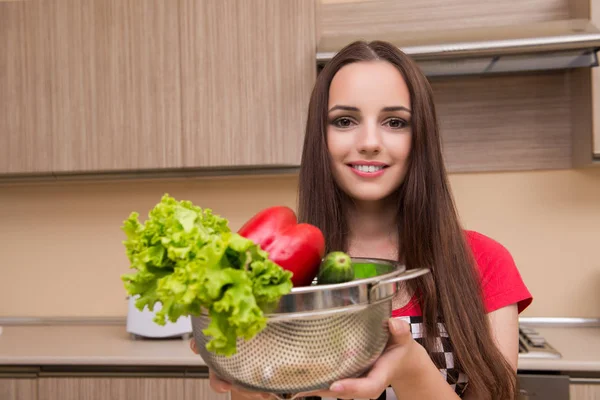 Mujer joven ama de casa trabajando en la cocina —  Fotos de Stock