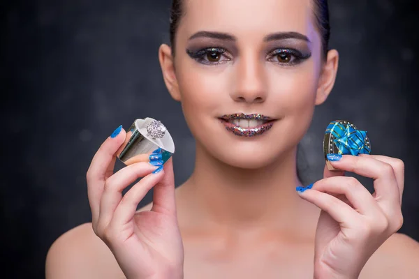 Mujer joven recibiendo propuesta con anillo de diamante — Foto de Stock