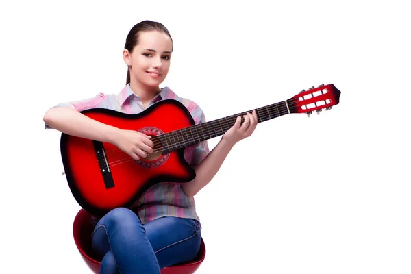 Junge Frau mit Gitarre isoliert auf weiß — Stockfoto