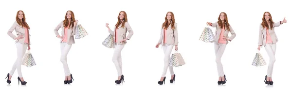 Mujer joven con bolsas aisladas en blanco — Foto de Stock