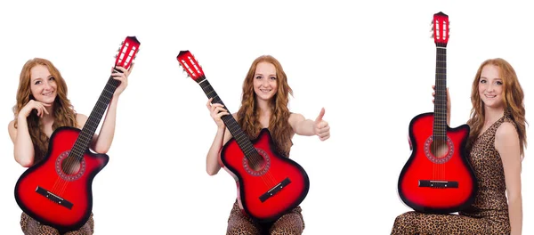 Jonge vrouw met gitaar geïsoleerd op wit — Stockfoto