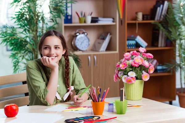 Young girl drawing pictures at home — Stock Photo, Image
