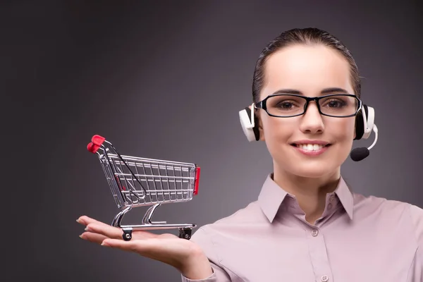 Mujer en concepto de compras en línea — Foto de Stock