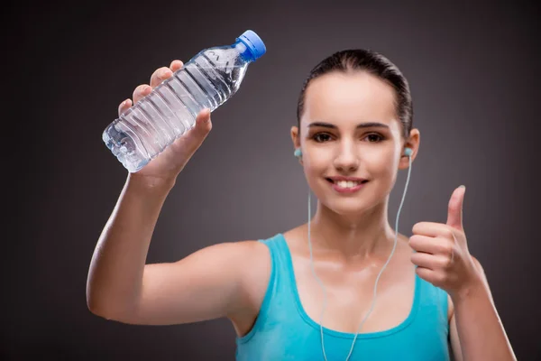 Vrouw sport met fles vers water doen — Stockfoto