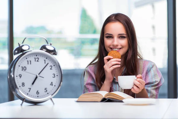 Menina tomando café da manhã na parte da manhã — Fotografia de Stock