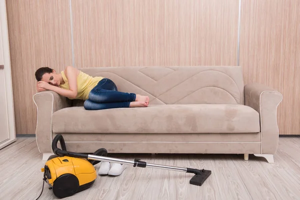 Jovem mulher fazendo limpeza em casa — Fotografia de Stock