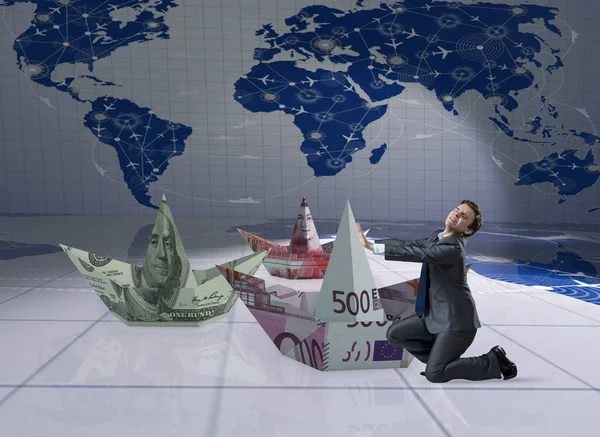 Uomo d'affari con barche di carta dollaro — Foto Stock