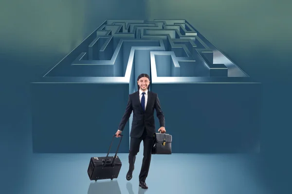 Uomo d'affari con labirinto in situazioni difficili concetto — Foto Stock