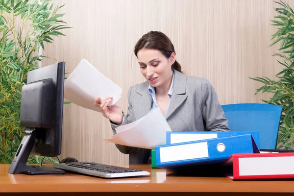 Upptagen affärskvinna på kontoret under stress — Stockfoto