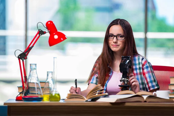 Studente donna che si prepara per gli esami di chimica — Foto Stock