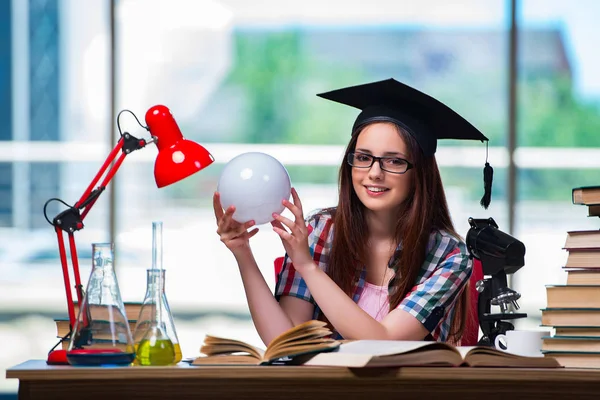 Junges Mädchen bereitet sich auf Prüfungen vor — Stockfoto